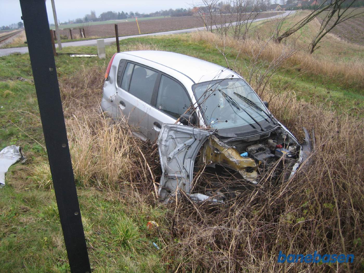 Bilen i grøften kort efter påkørslen