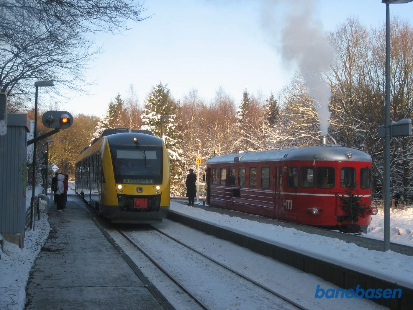 Juletog fra Græsted er ankommet til Mårum, hvor gæsterne er gået til juletræsplantaget