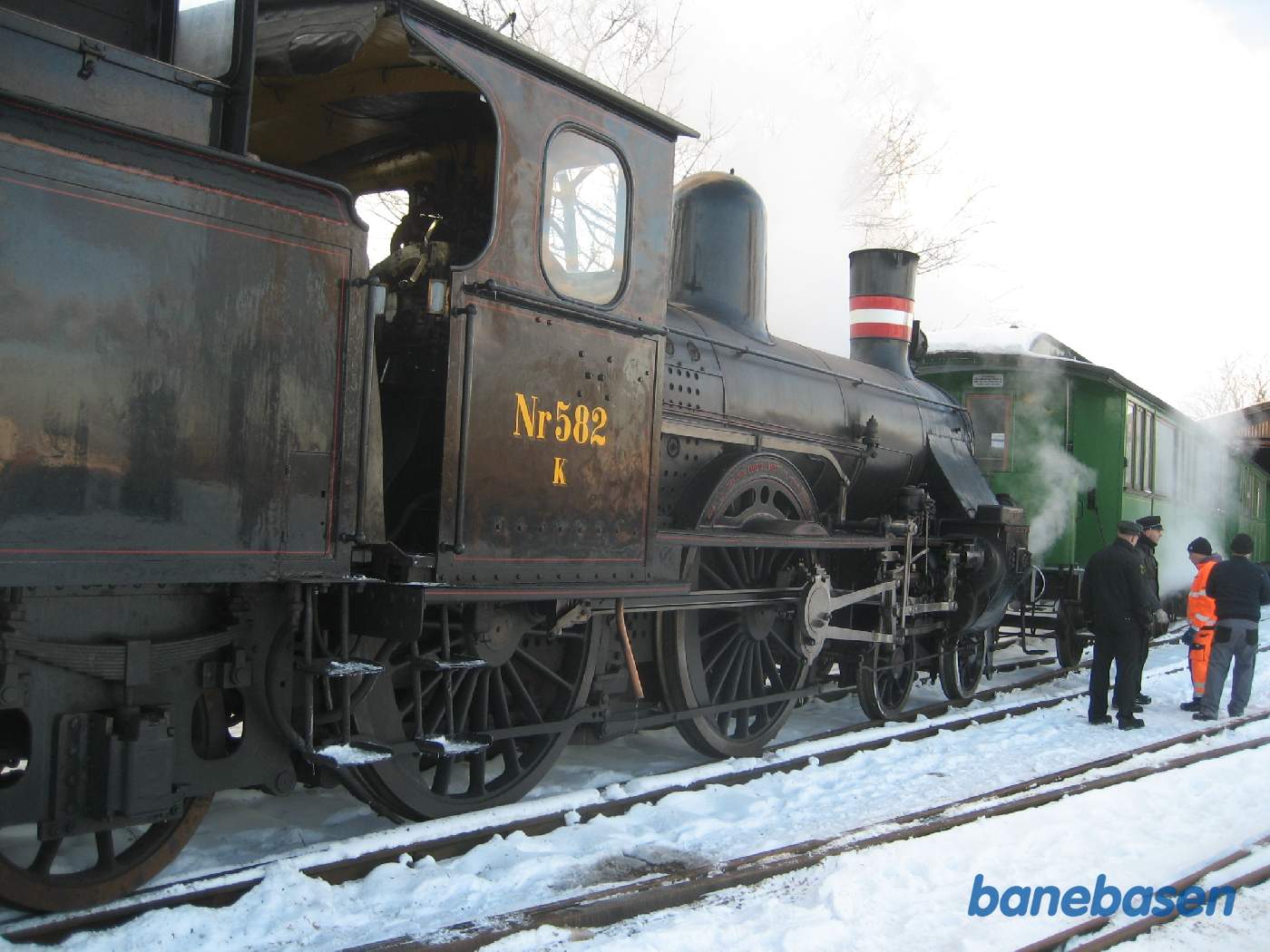 Juletoget kommet til Græsted for vandtagning, vognhallen skimtes helt ude til højre Juletoget kommet til Græsted for vandtagning, vognhallen skimtes helt ude til højre