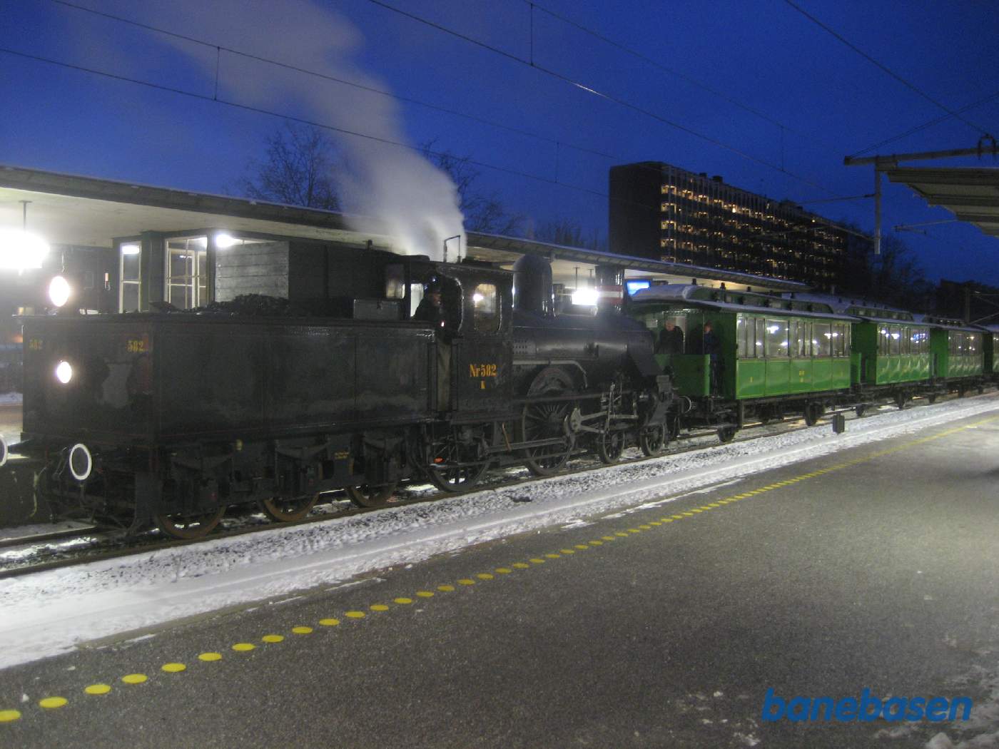 I Lyngby spor 2 afsættes nogle af gæsterne med deres juletræer og barnevogne