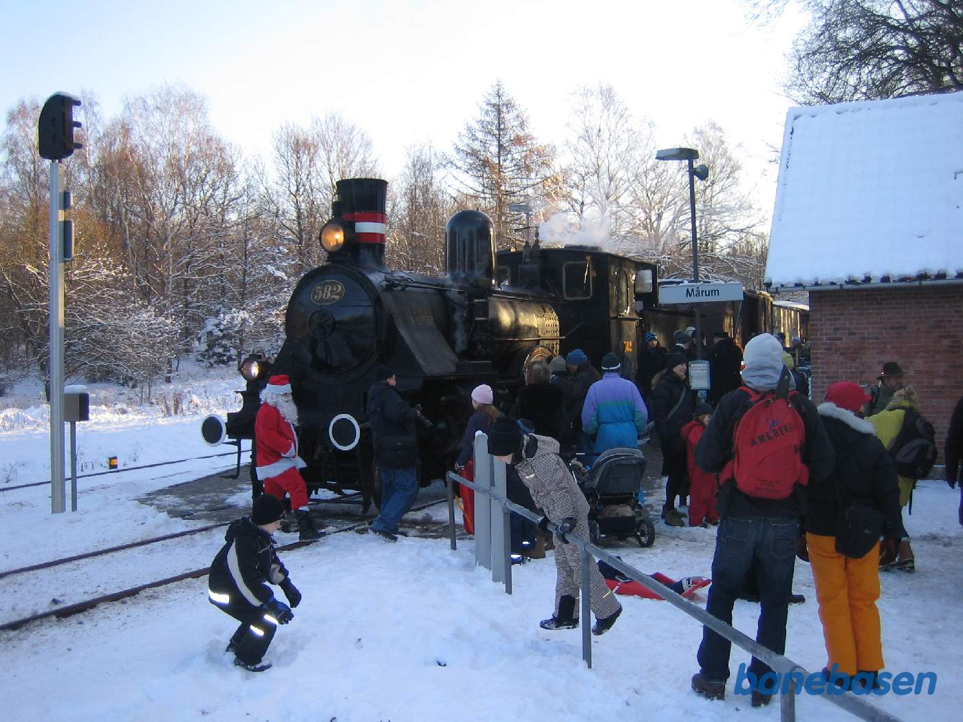 Juletoget er ankommet til Mårum, hvor de glade gæster myldre ud på perronen