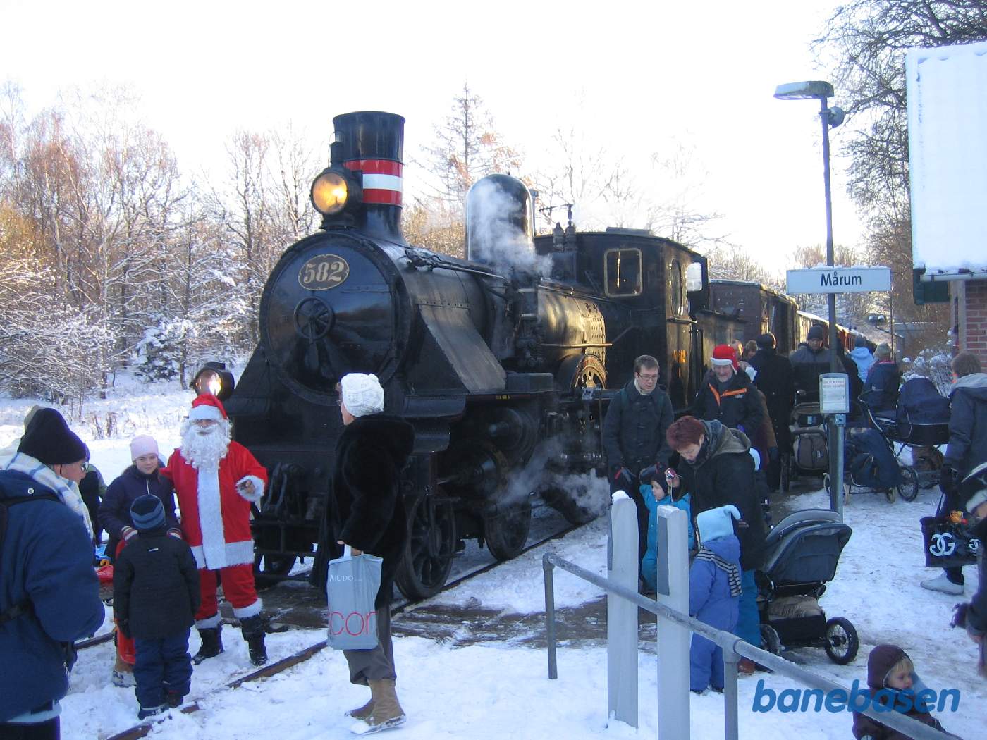 Børnene skal selvfølgelig hen og hilse på julemanden