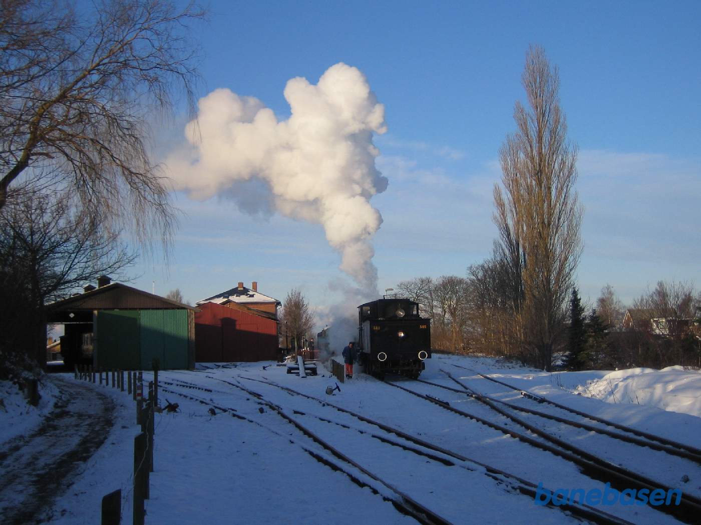 Toget på vej ud af Græsted station, på vej ned til Mårum, hvor gæsterne står og venter med deres juletræer Toget på vej ud af Græsted station, på vej ned til Mårum, hvor gæsterne står og venter med deres juletræer