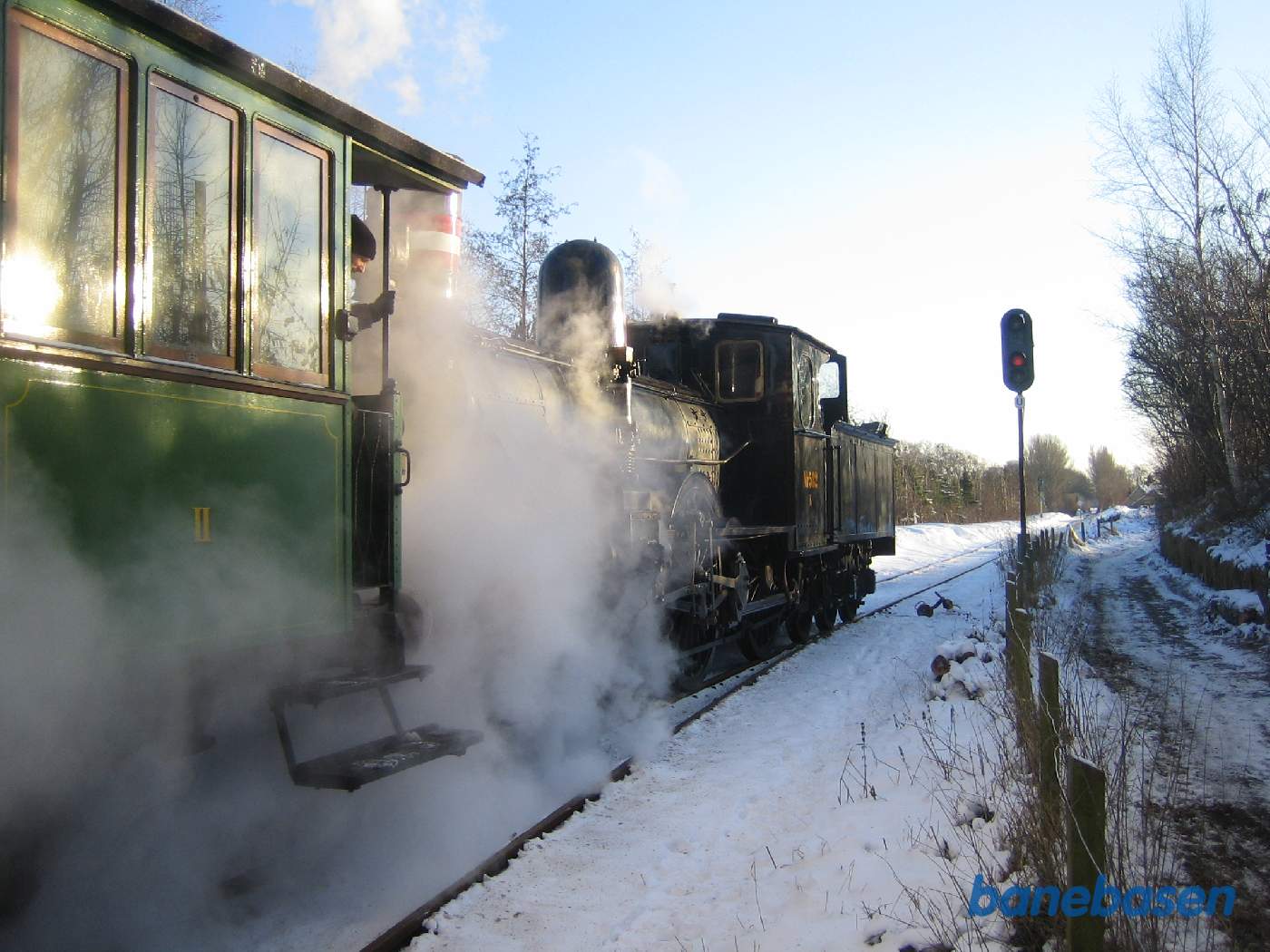 Toget på vej ud af Græsted station, på vej ned til Mårum, hvor gæsterne står og venter med deres juletræer