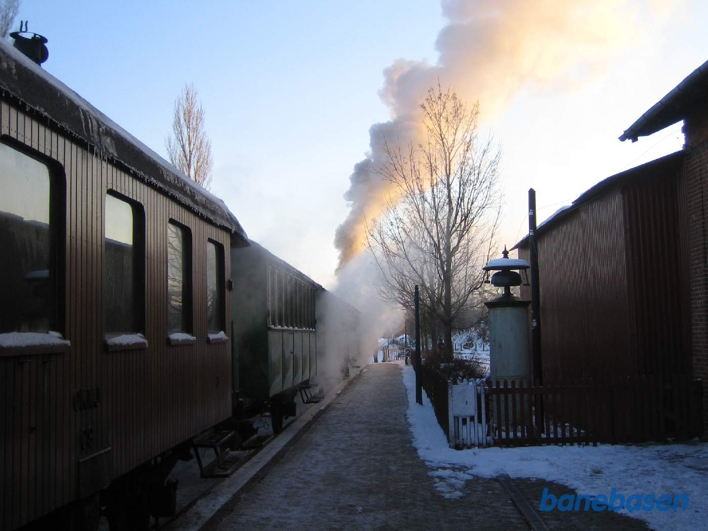 Toget på vej ud af Græsted station, på vej ned til Mårum, hvor gæsterne står og venter med deres juletræer