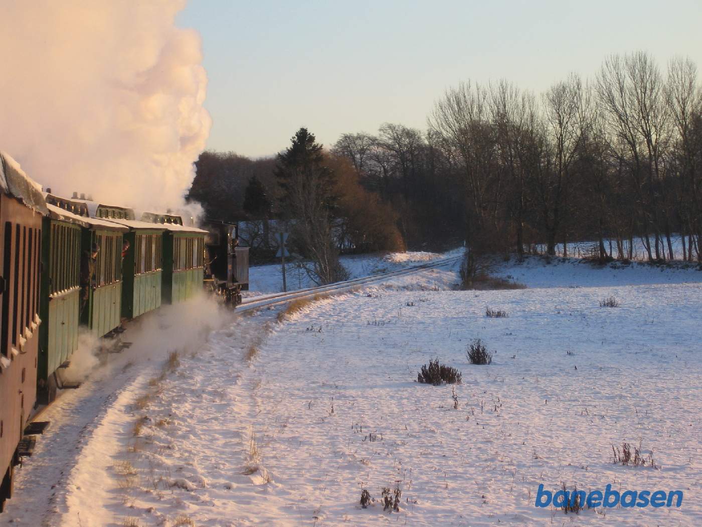 Toget på vej gennem den lange kurve lige efter Saltrup station, på vej ned til Mårum, hvor gæsterne står og venter med deres juletræer