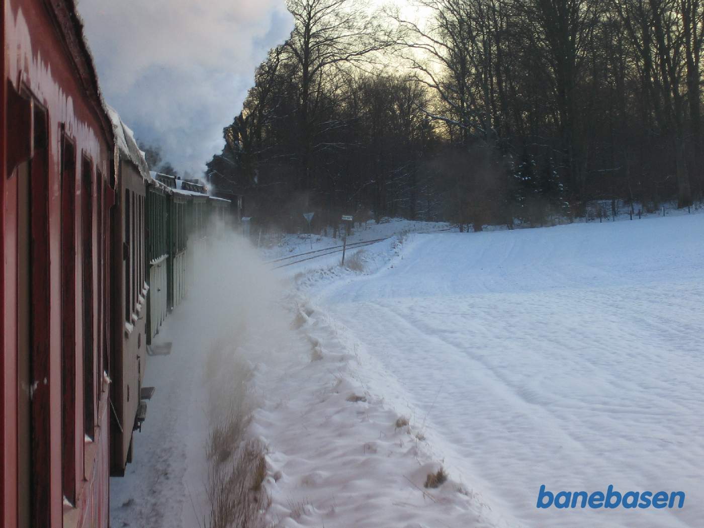 Toget på vej gennem den lange kurve lige efter Saltrup station, på vej ned til Mårum, hvor gæsterne står og venter med deres juletræer Toget på vej gennem den lange kurve lige efter Saltrup station, på vej ned til Mårum, hvor gæsterne står og venter med deres juletræer