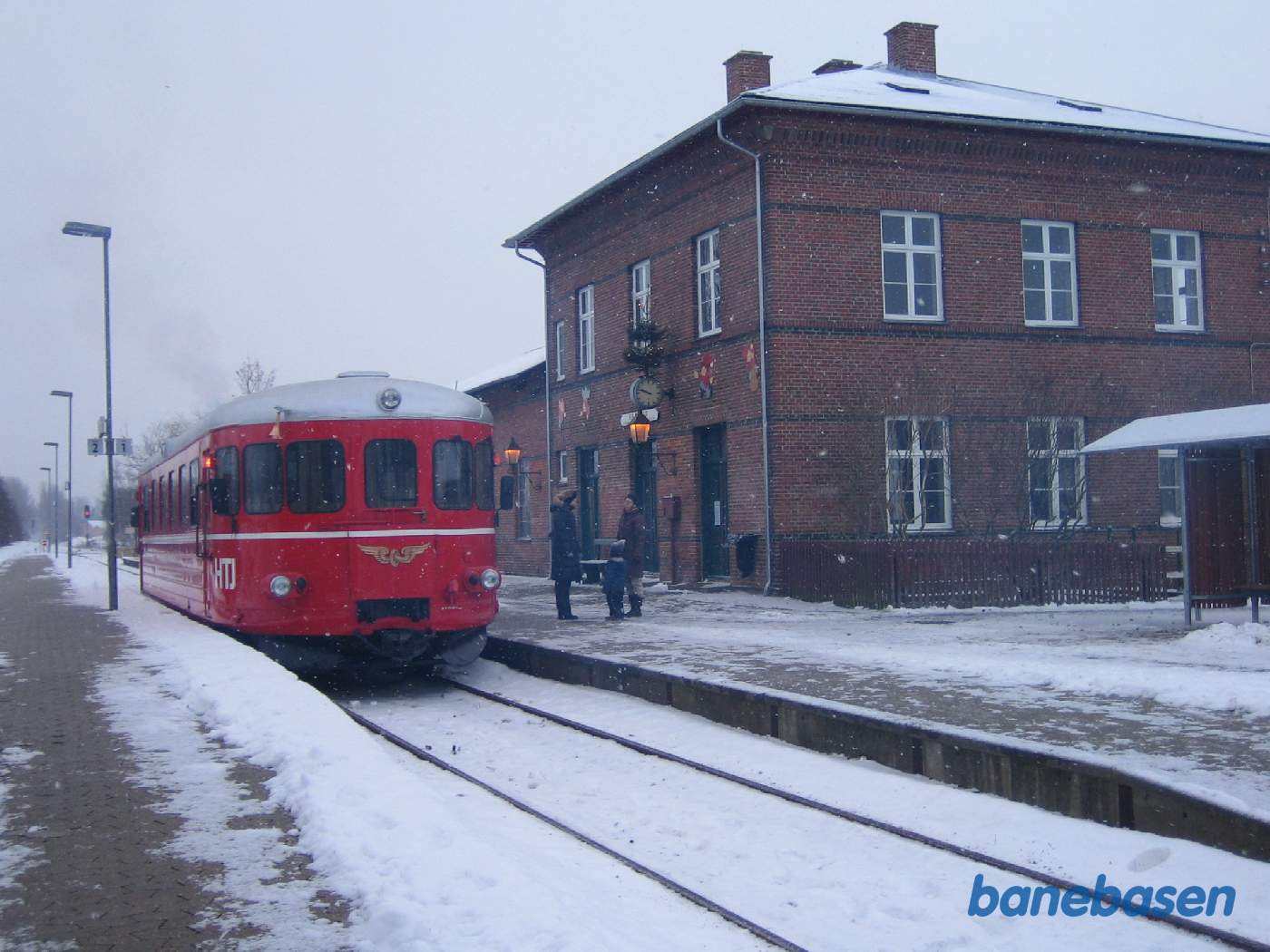 Personalet gør skinnebussen klar til første juletog fra Græsted til Mårum