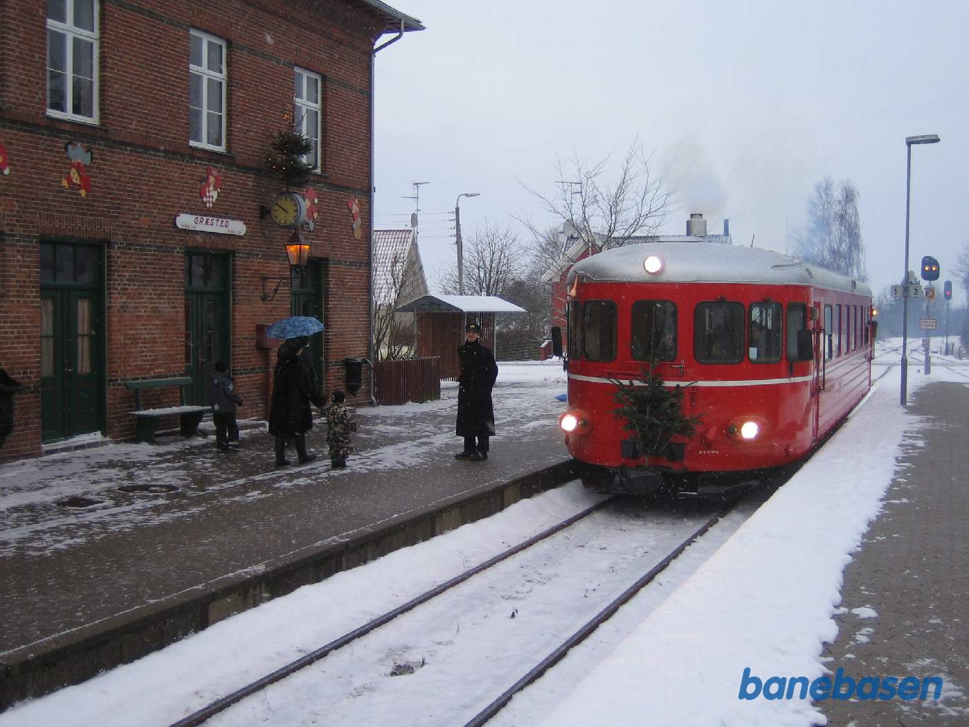 Personalet gør skinnebussen klar til første juletog fra Græsted til Mårum