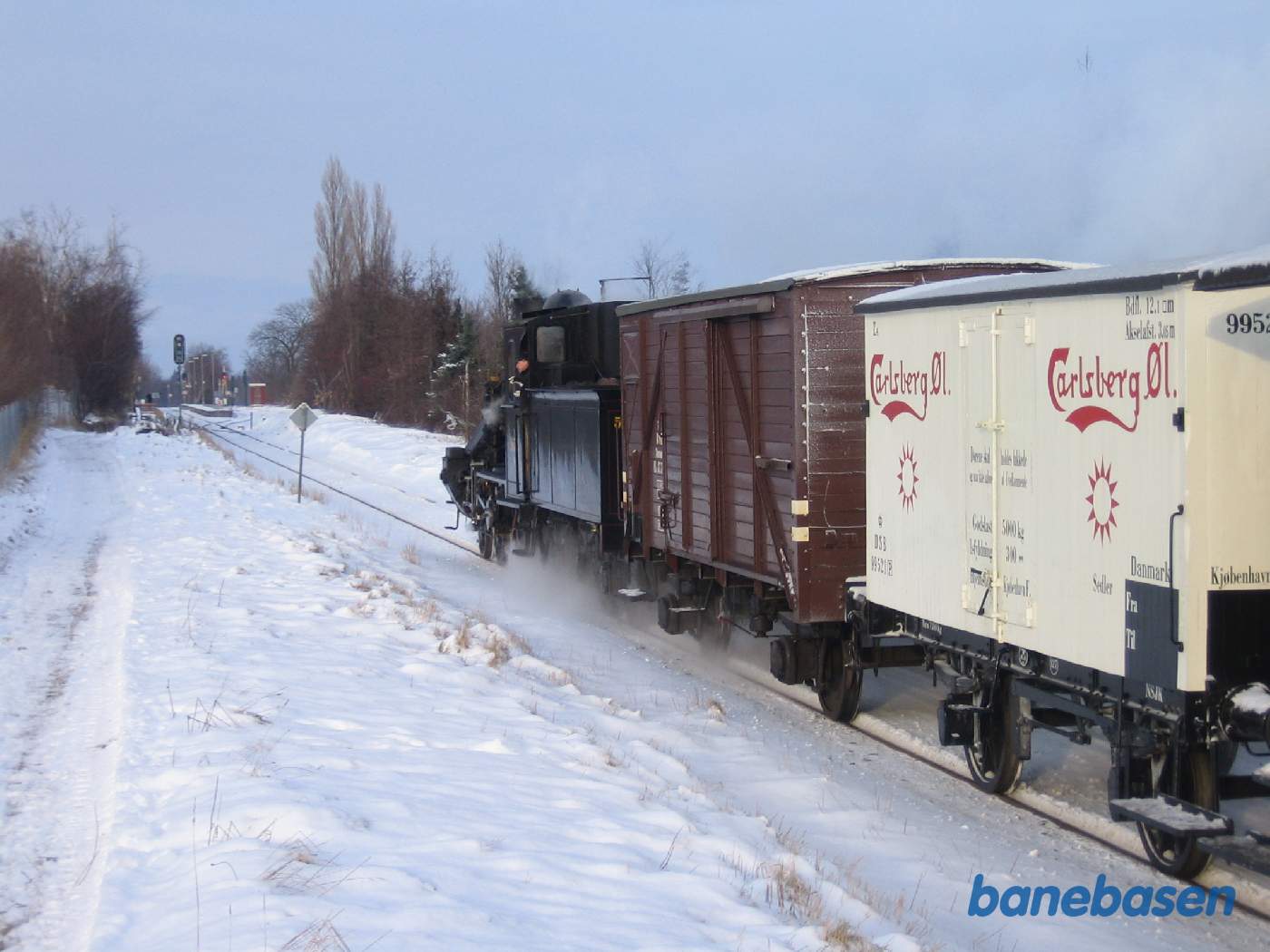 Det tomme juletog fra Hellerup på vej ind på Græsted station