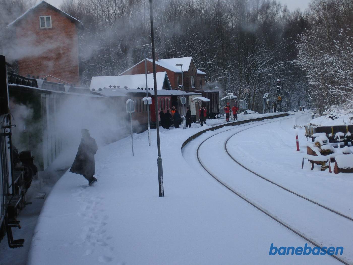 Juletoget mod Hellerup holder ved perron i Kagerup og venter på krydsning med Gribskovbanens persontog Juletoget mod Hellerup holder ved perron i Kagerup og venter på krydsning med Gribskovbanens persontog