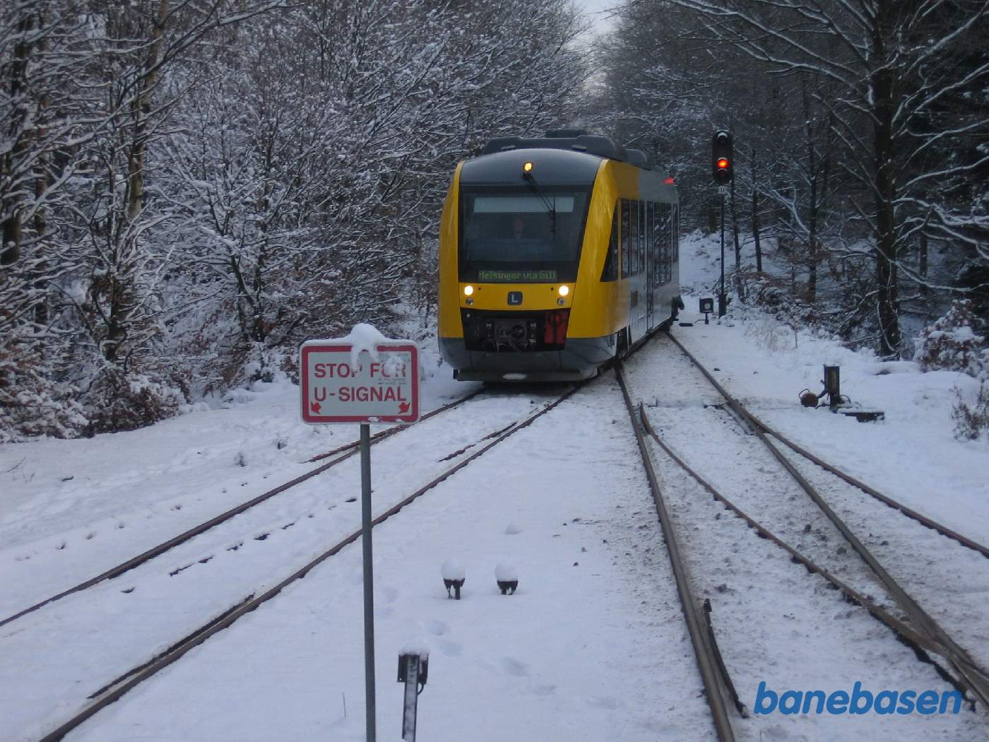 Gribskovbanens persontog på vej ind på stationen
