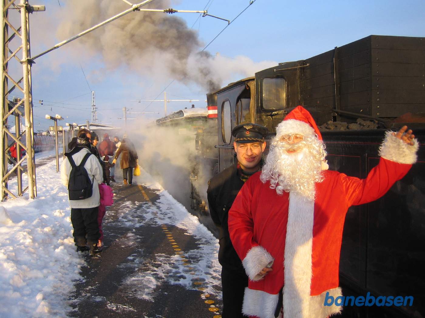 I Hillerød hilser julemanden på børnene og fotografen
