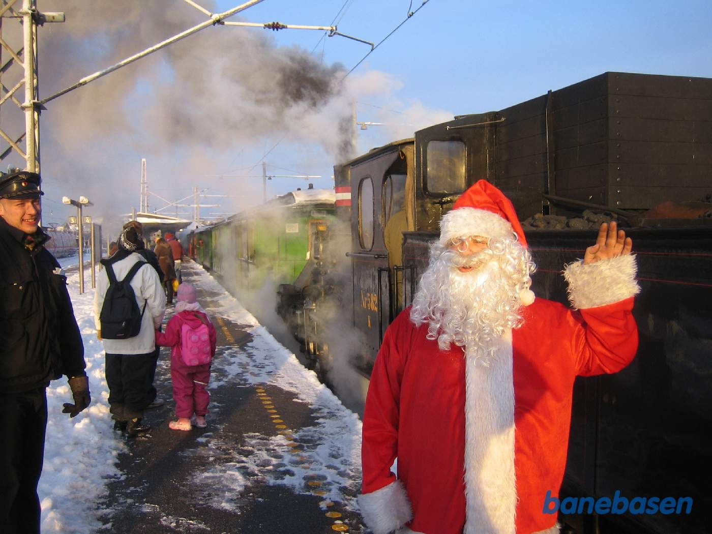 I Hillerød hilser julemanden på børnene og fotografen