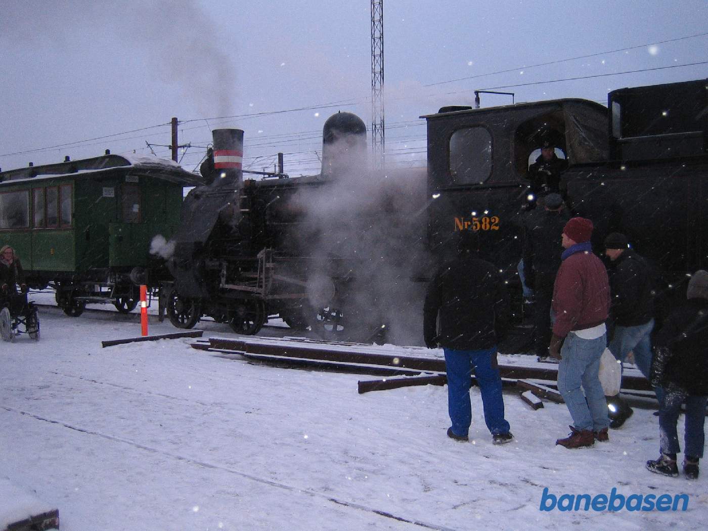 På læssevejen på Hellerup station myldre gæsterne ud for at få udleveret deres juletræ