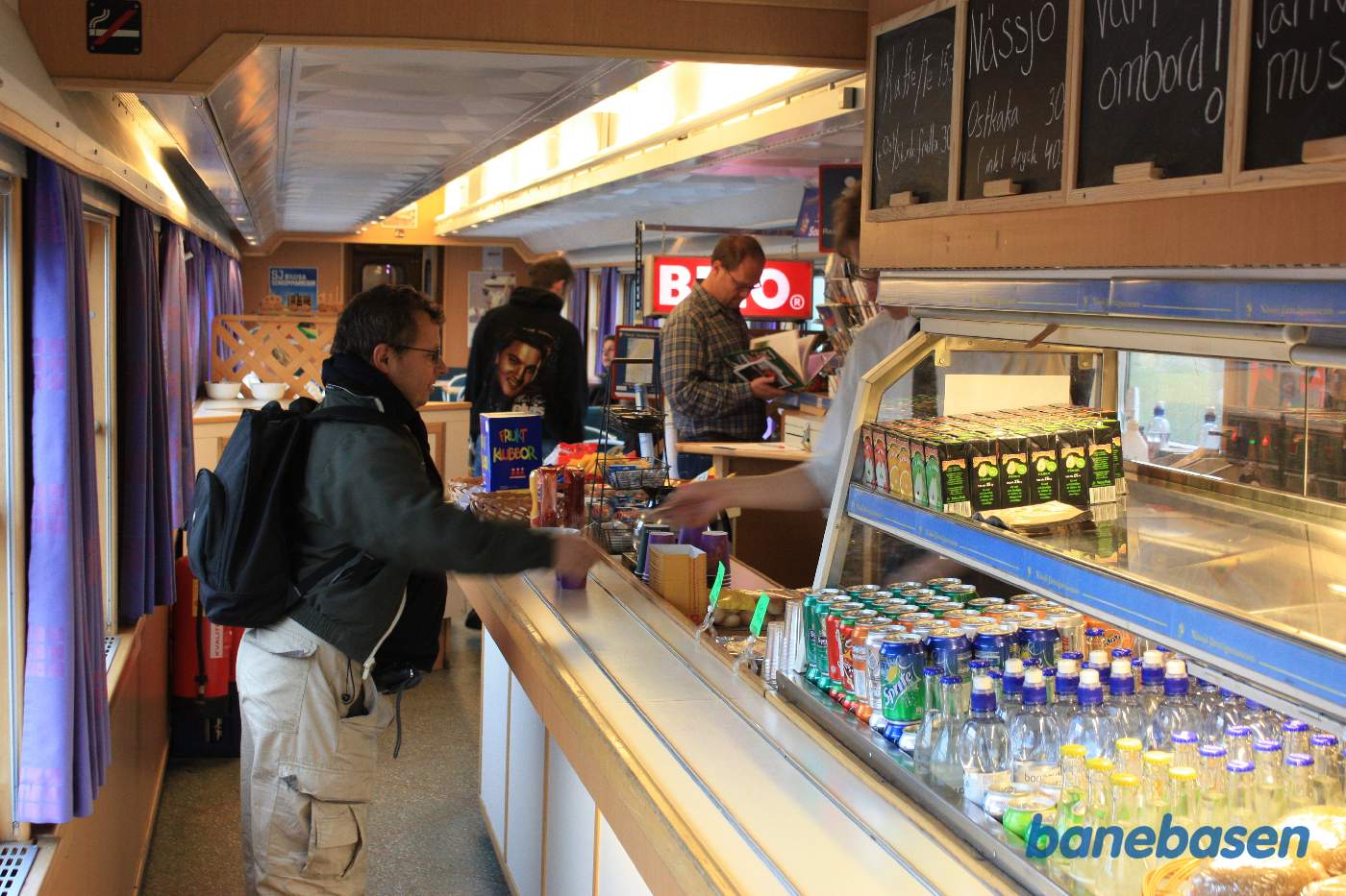 Et vue ud over spisevognen med salg af mad og drikke