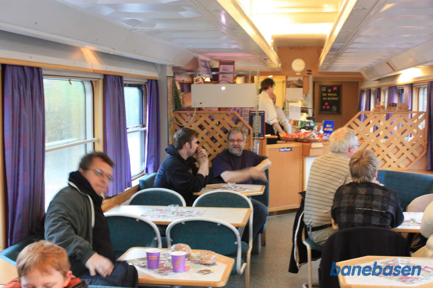 Et vue ud over spisevognen med salg af mad og drikke