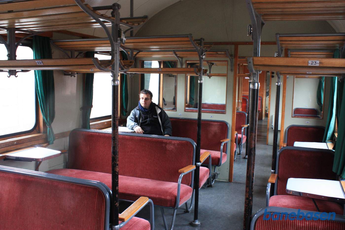 Et vue ud over den svenske personvogn med en rejsende