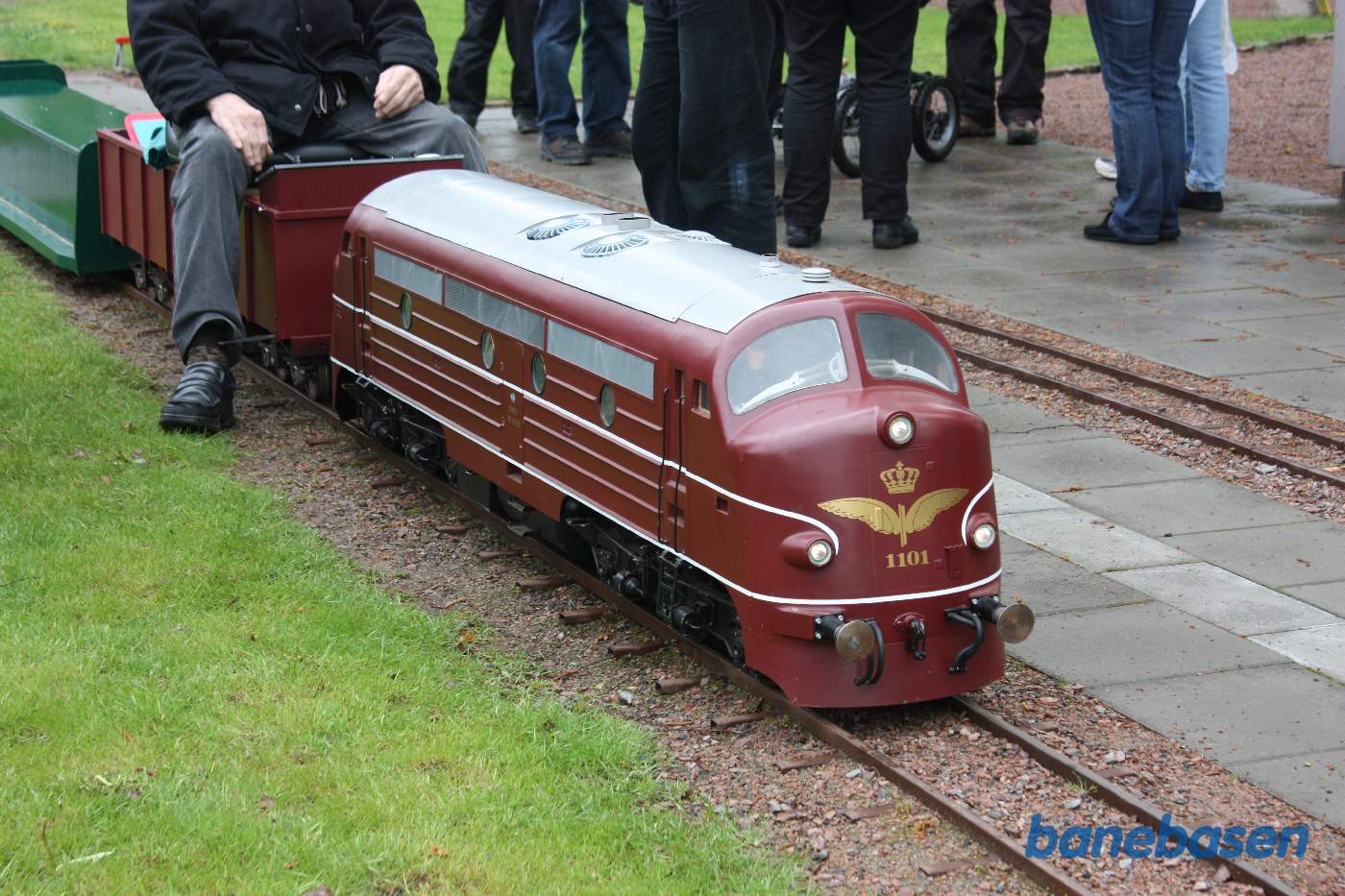 Danmarks Jernbanemuseums lille modeltog kørte rundt på en lille bane