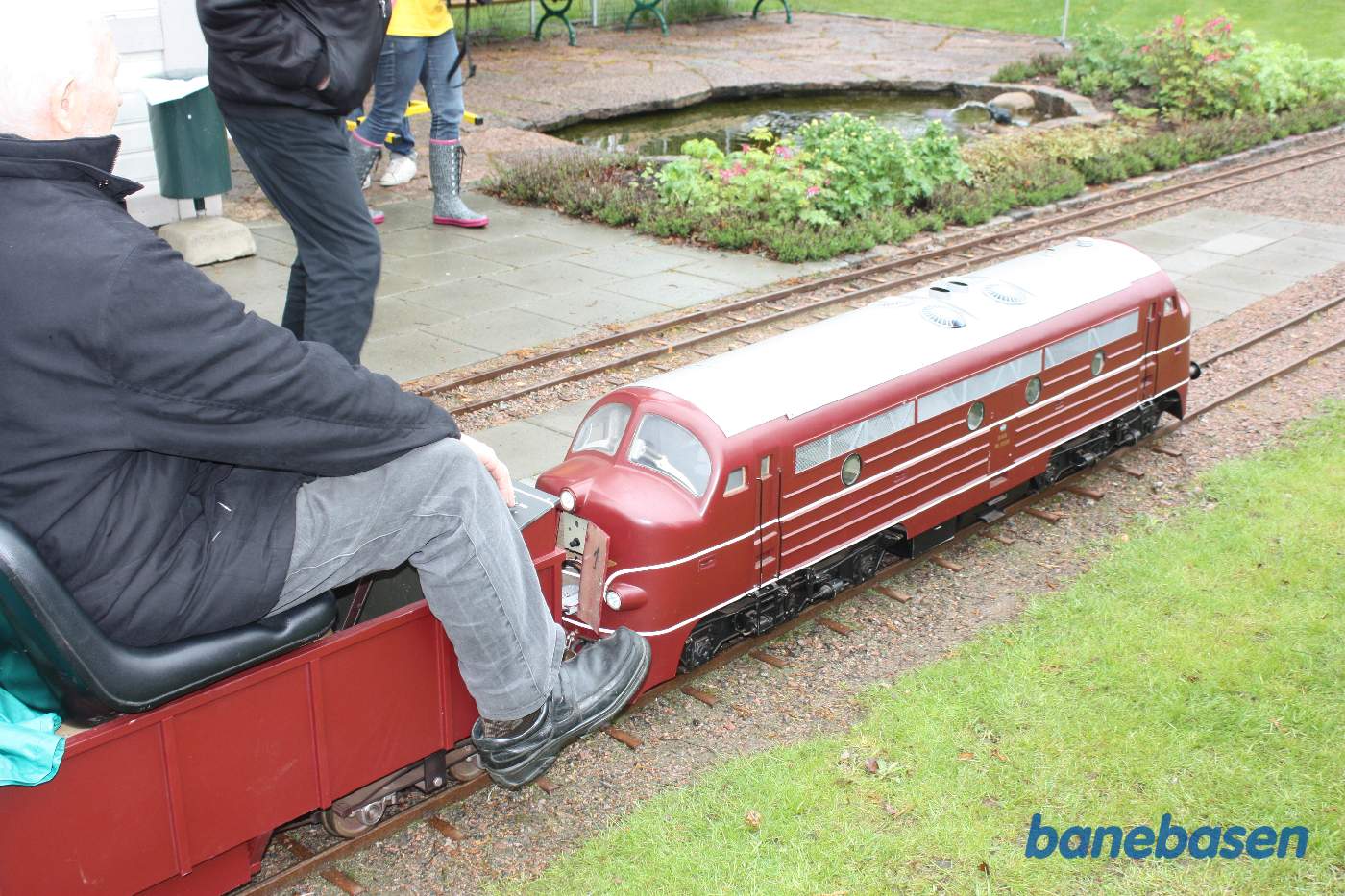 Danmarks Jernbanemuseums lille modeltog kørte rundt på en lille bane