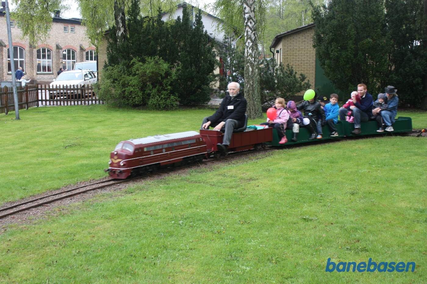 Danmarks Jernbanemuseums lille modeltog kørte rundt på en lille bane