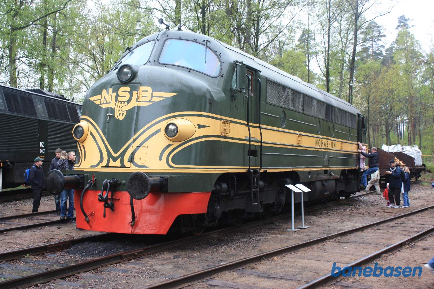 Et flot grønmalet GM-lokomotiv