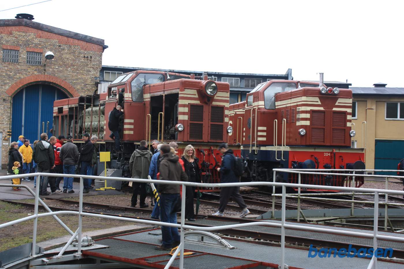 To lokomotiver ved drejeskiven, det ene åbnet