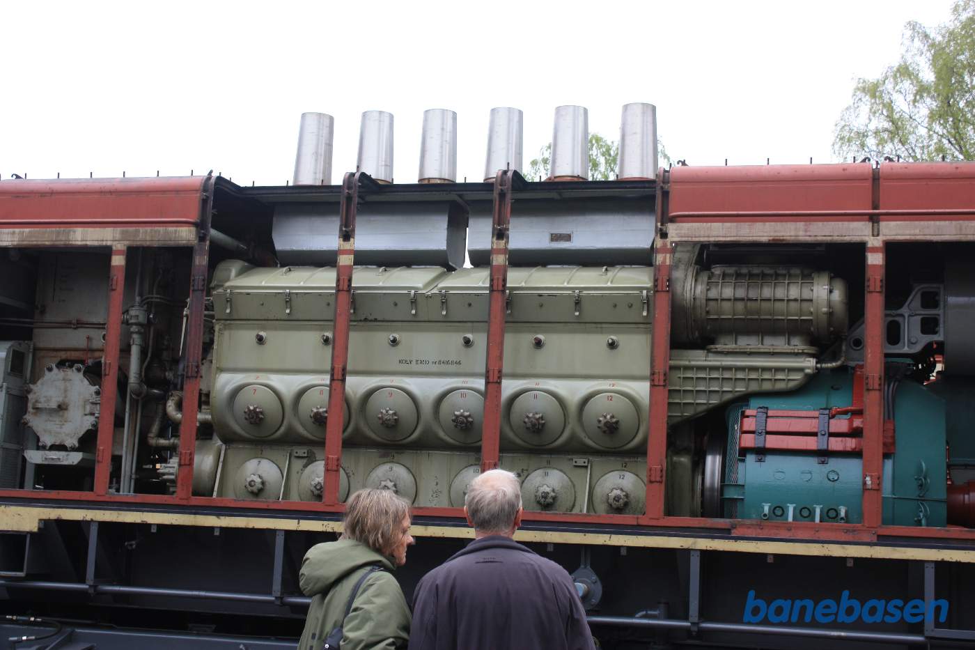 Motoren i det ene lokomotiv set udefra