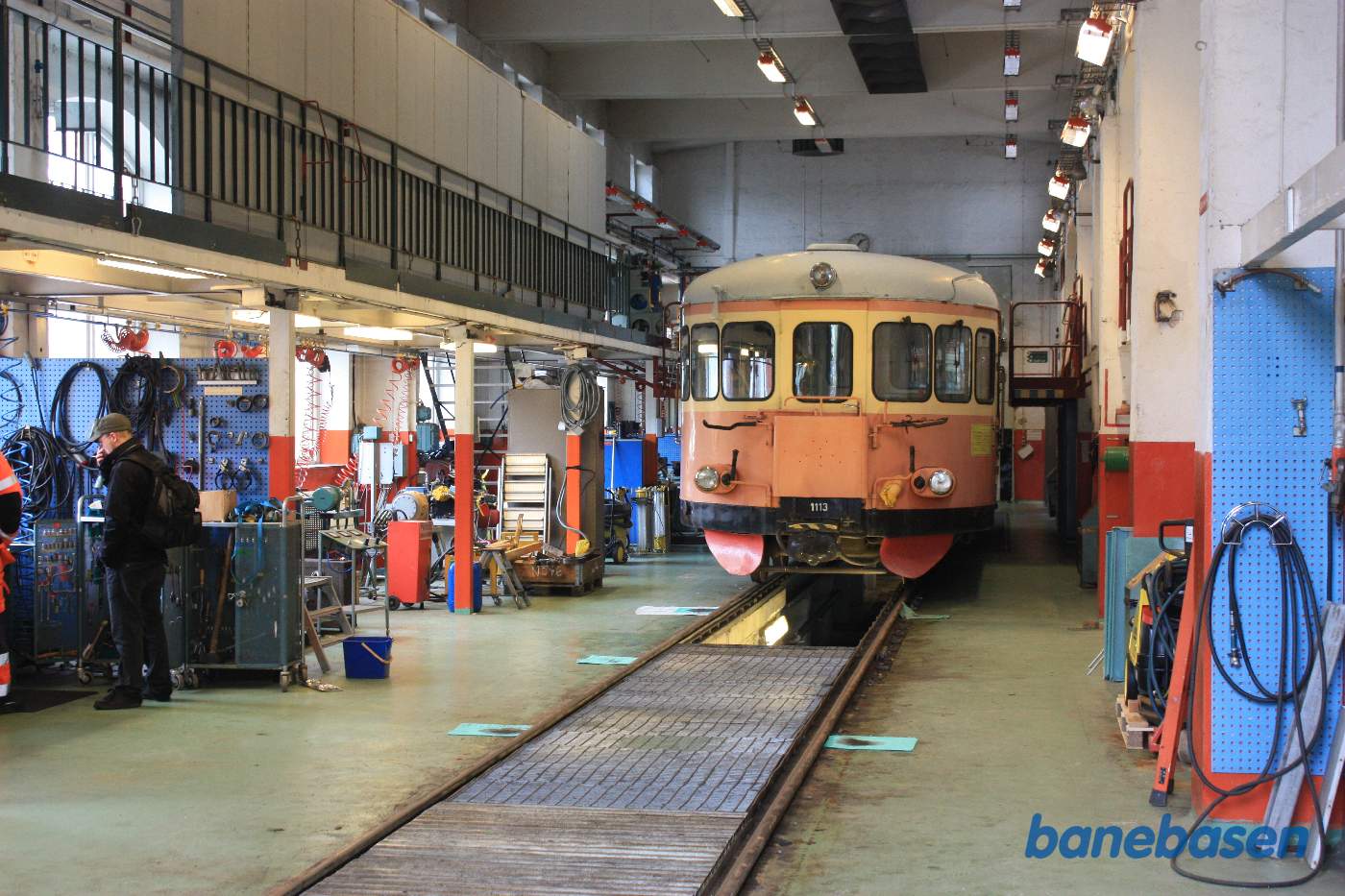 En svensk skinnebus i værkstedet