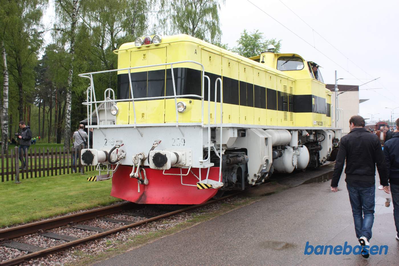 Et gult lokomotiv passerer museet