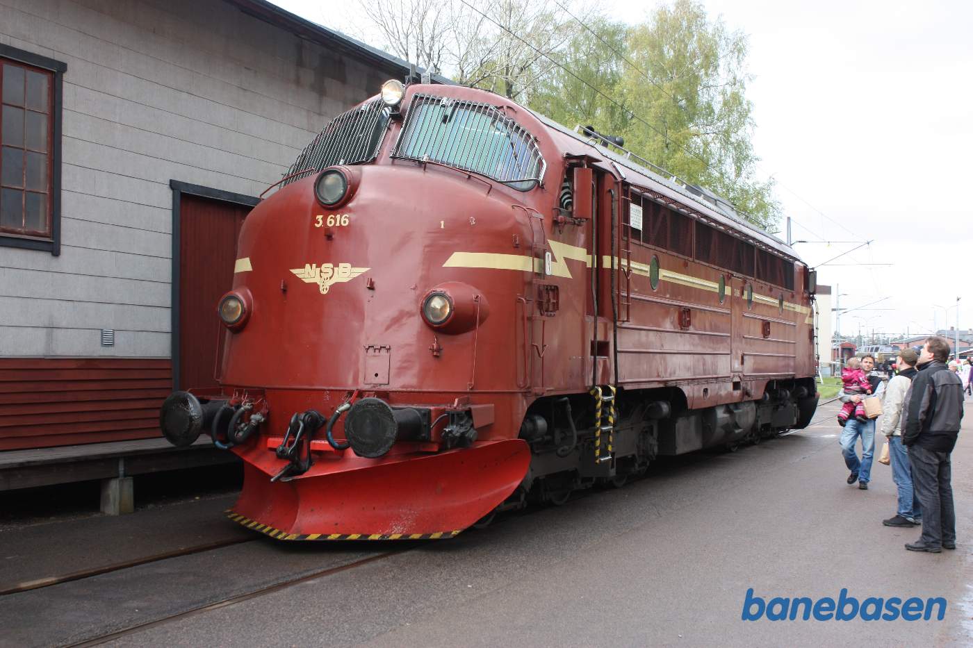 Nok et af diesellokomotiverne passerer forbi museet