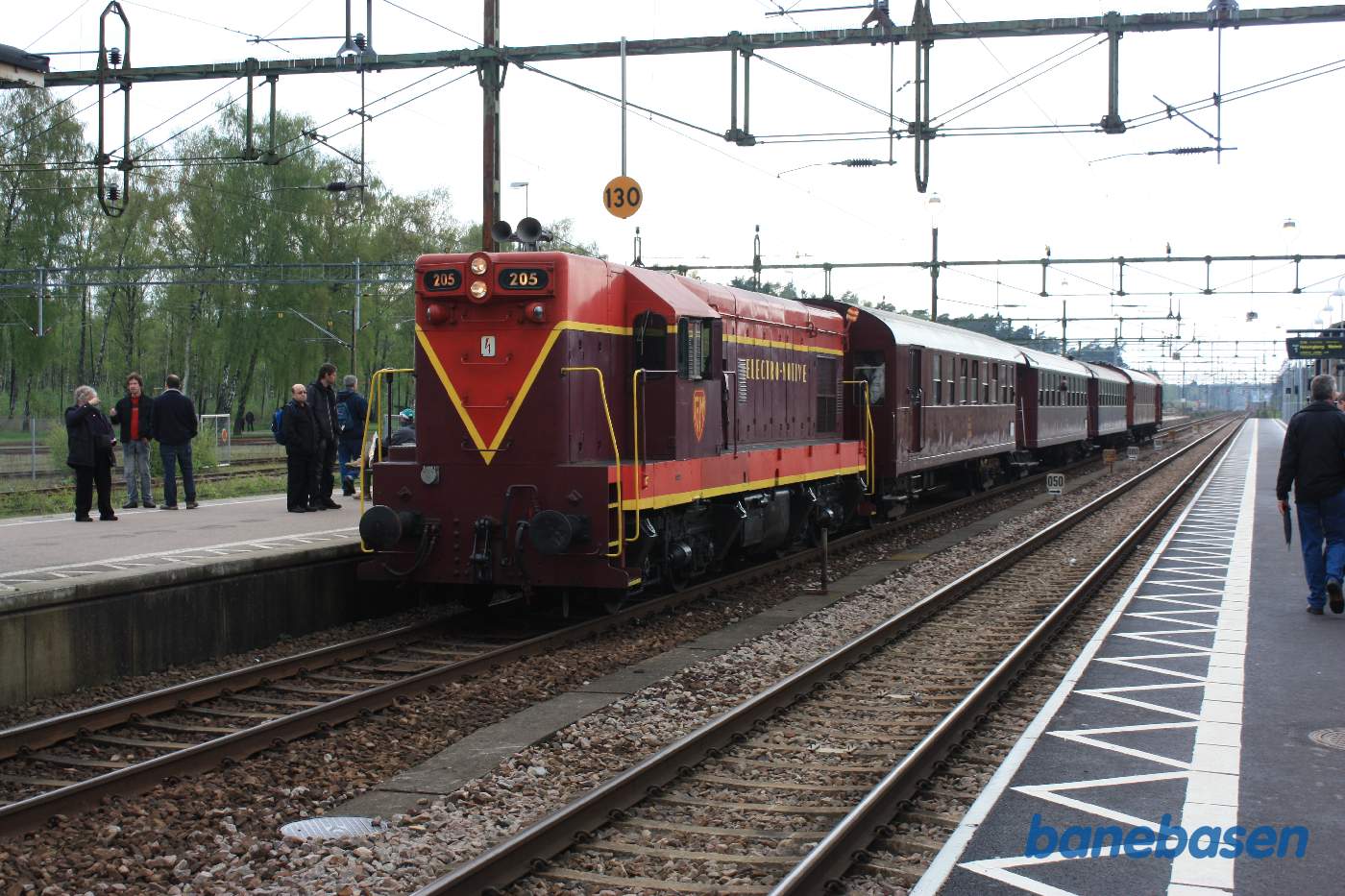 Her er det røde Electro-Motive lokomotiv koblet til nogle af Danmarks Jernbanemuseums vogne