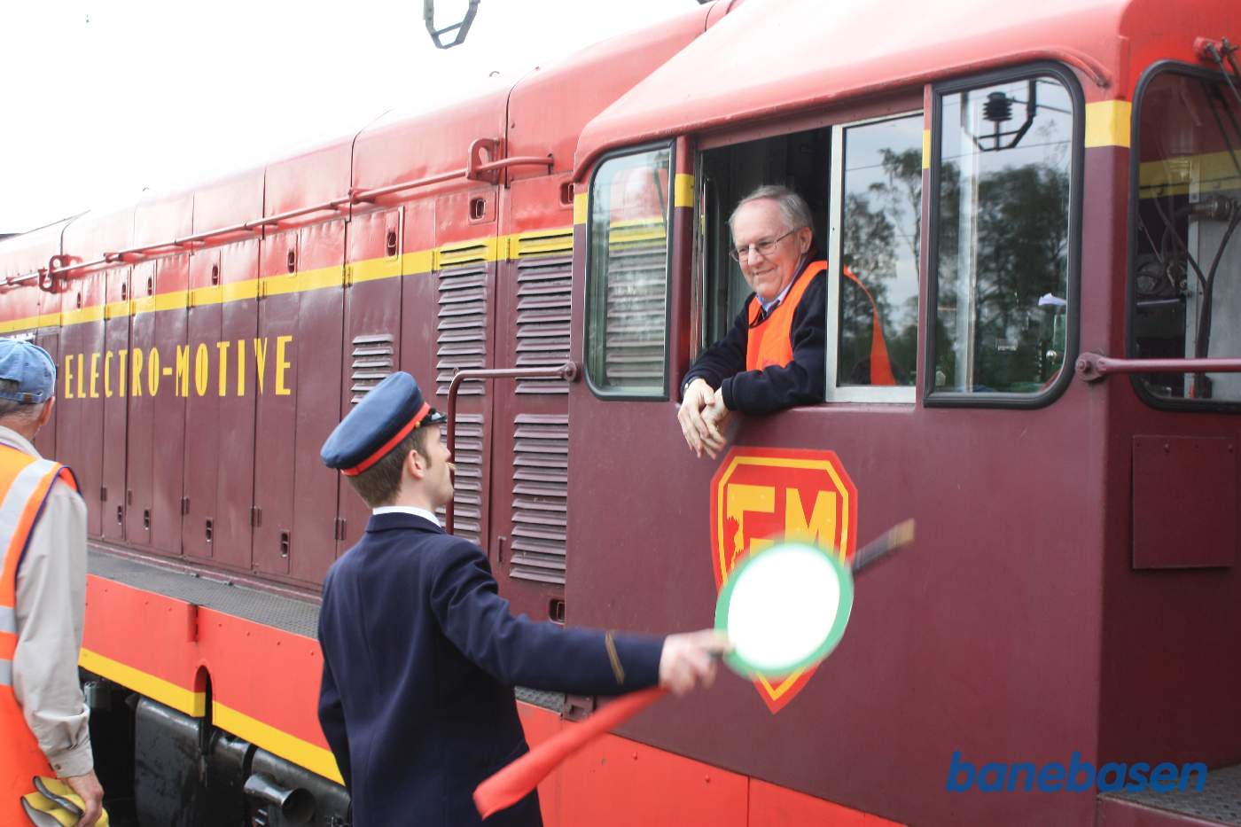 Stationsforstanderen snakker med lokomotivføreren