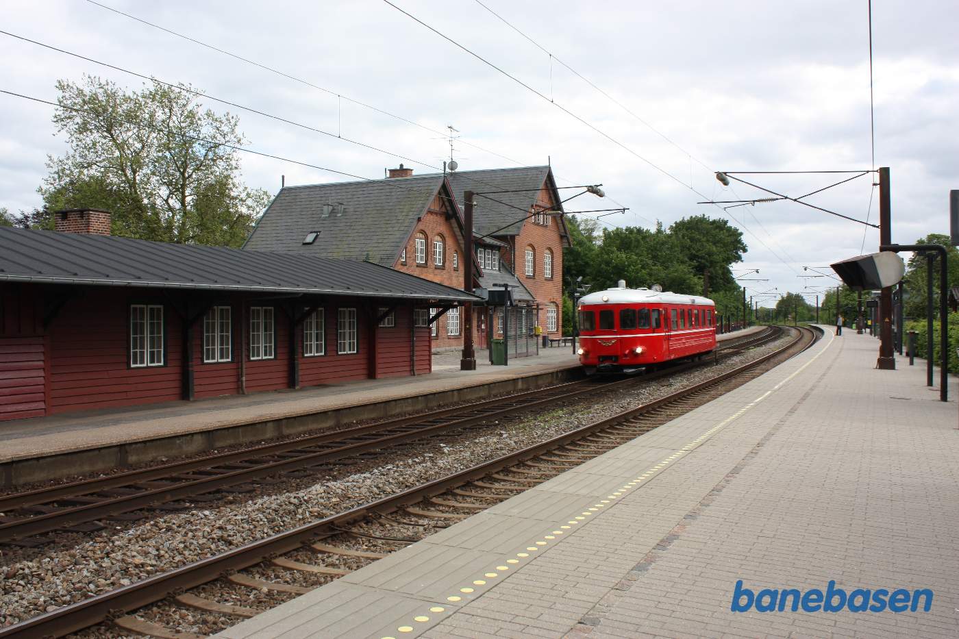 Skinnebussen på vej nordpå gennem Espergærde station