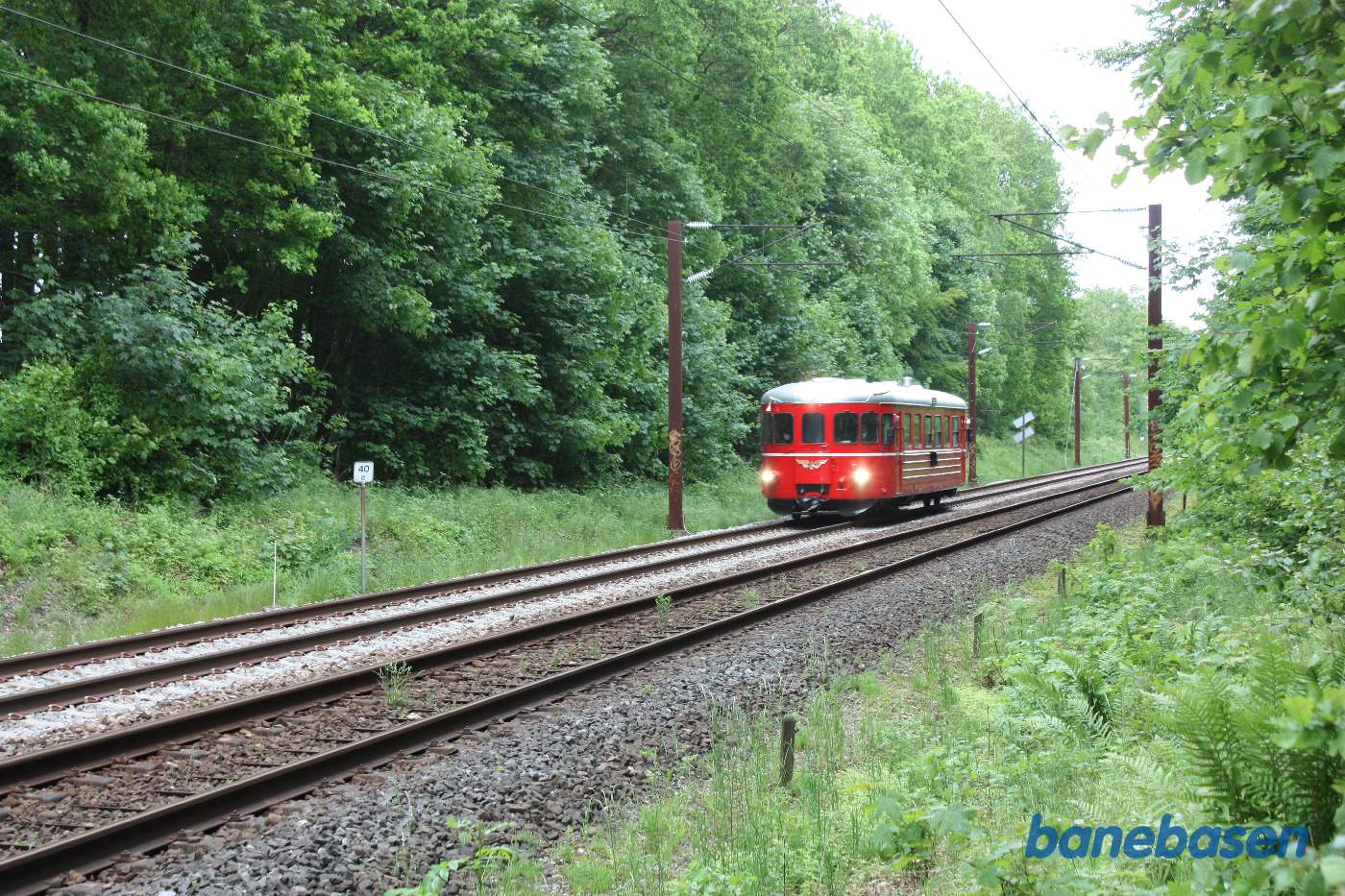 Skinnebussen på vej sydpå gennem Egebæksvang skov omkring 40,8 km stenen