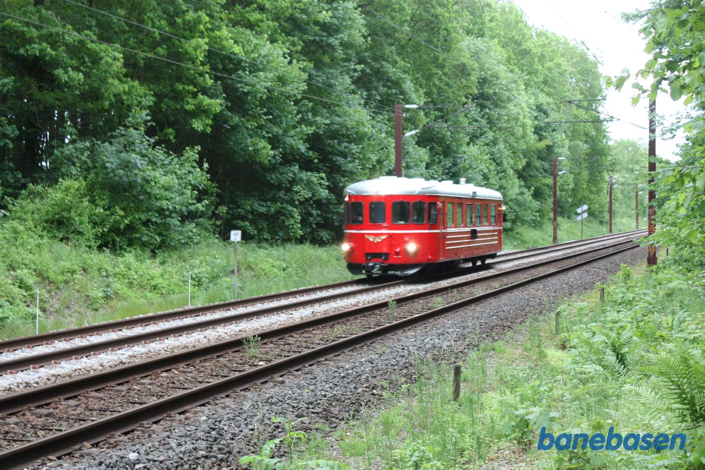 Skinnebussen på vej sydpå gennem Egebæksvang skov omkring 40,8 km stenen