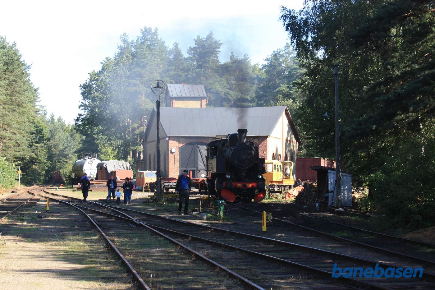 Damplokomotivet ved drejeskiven foran remisen