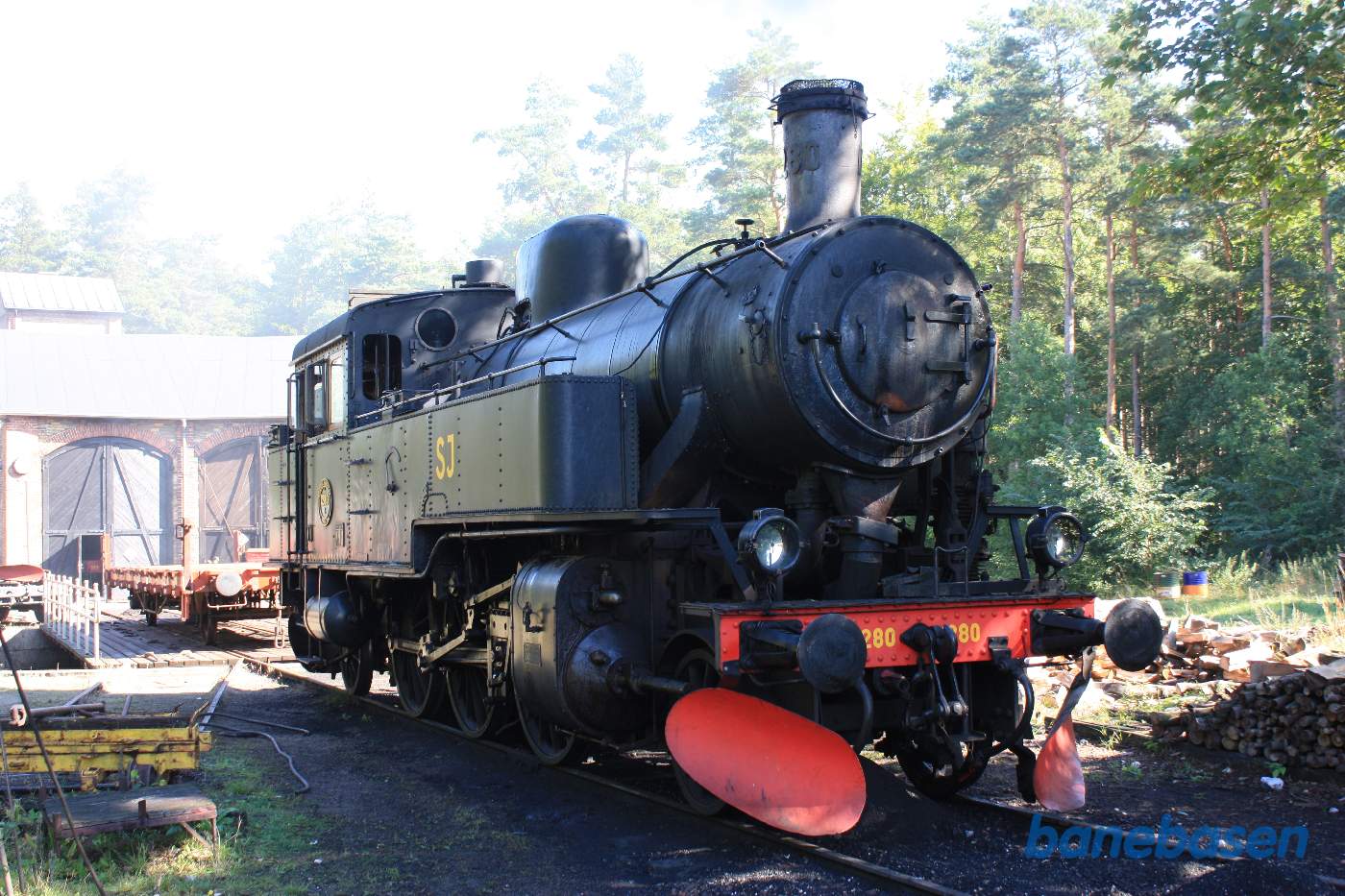 Damplokomotivet rangerer på stationen