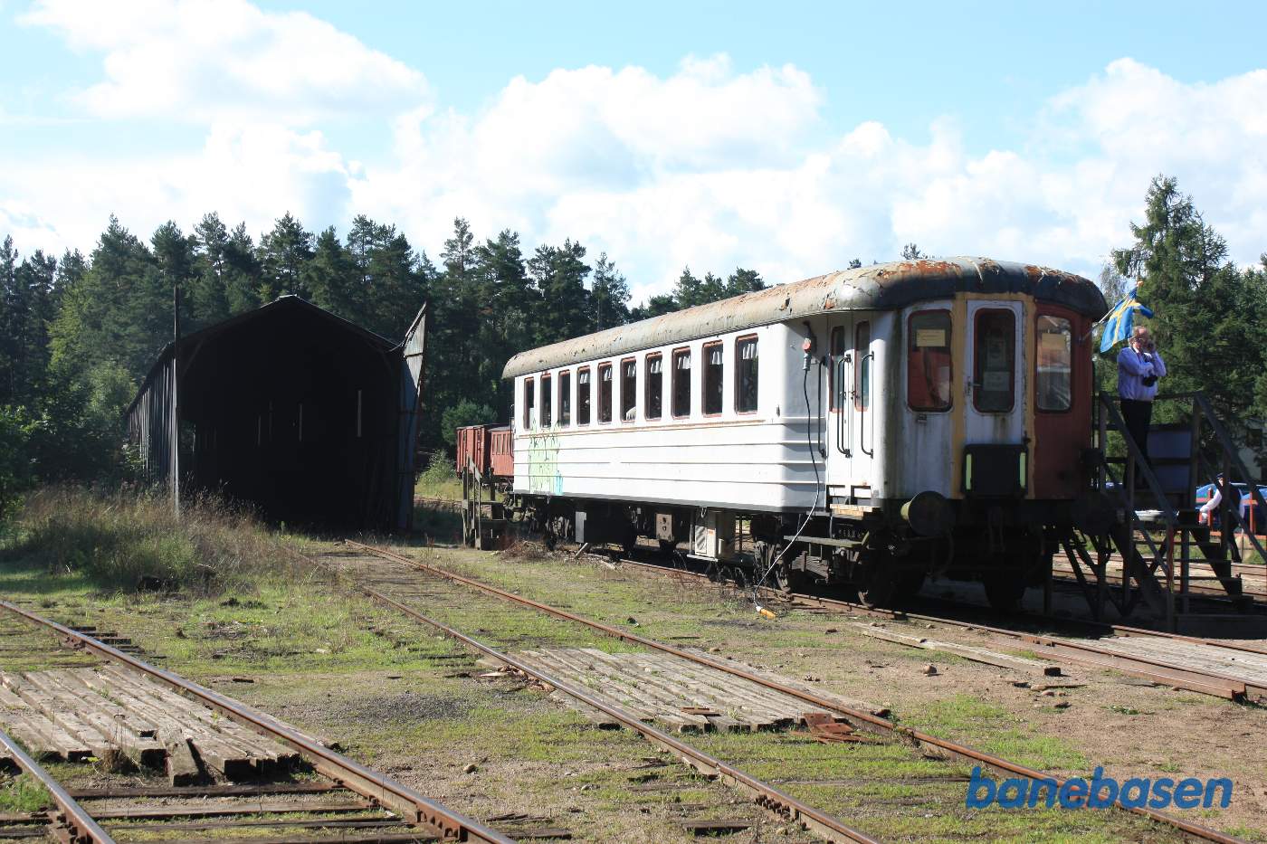 En stationær spisevogn udgør stationsrestauranten