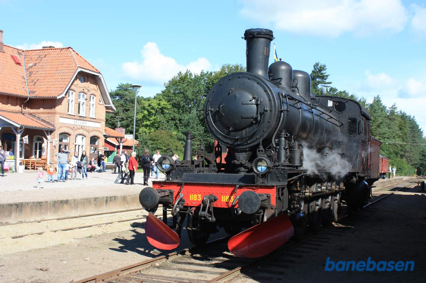 Damplokomotivet omløber vognene i perronsporet