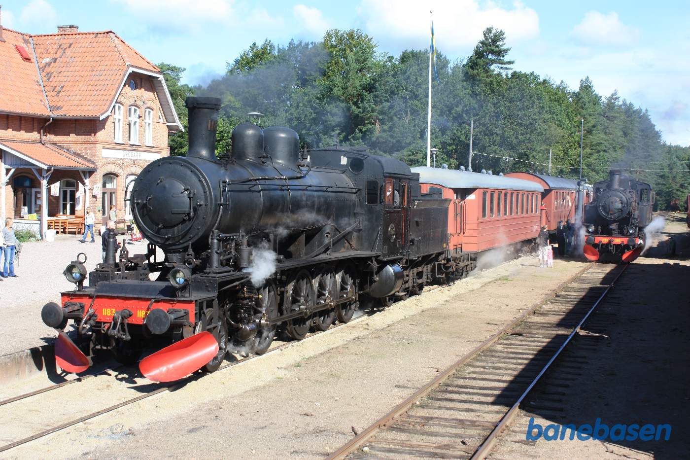 S1 1280 kommer kørende i spor 2