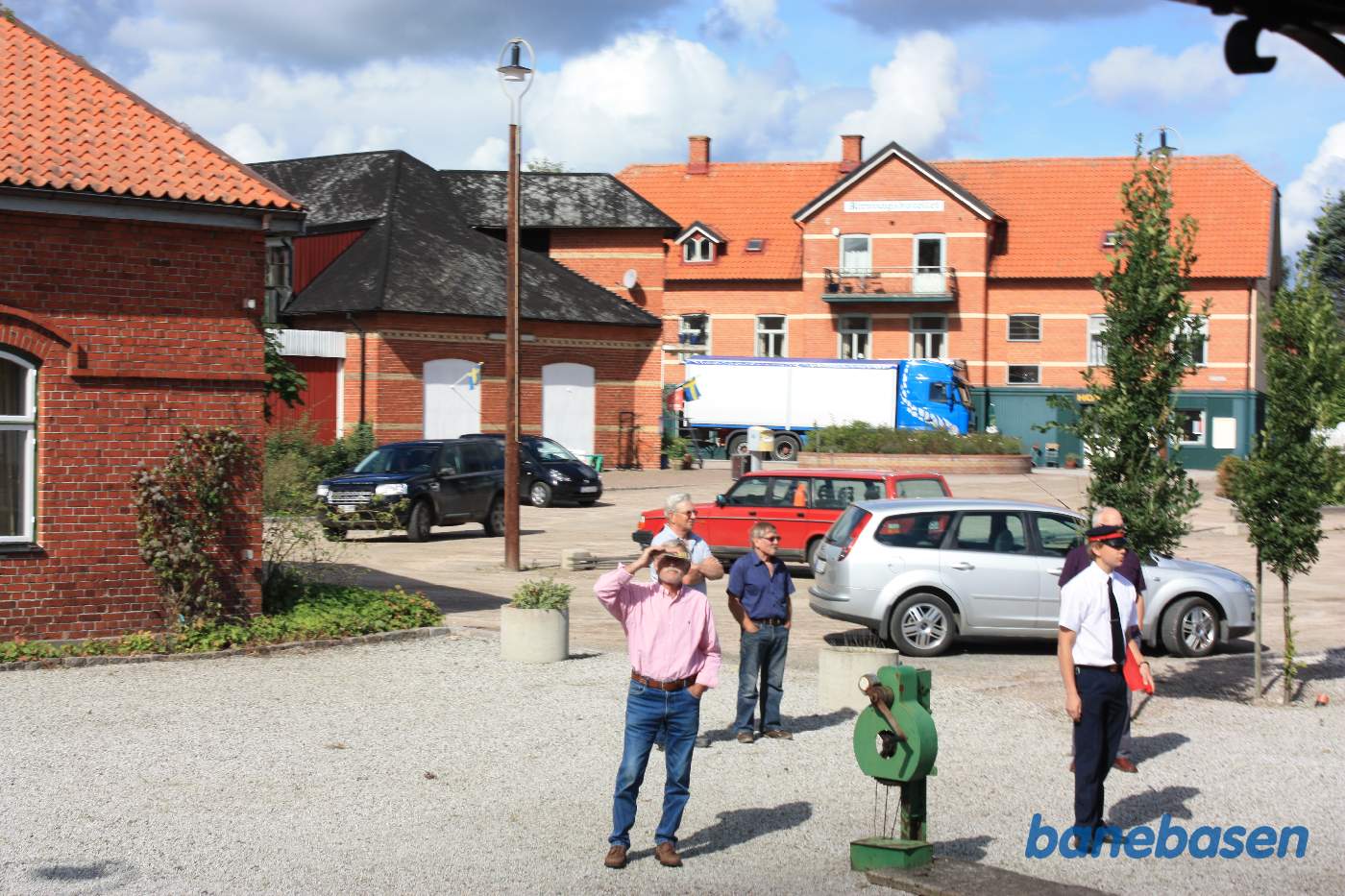 Vi gør et kort ophold på stationen, stationsforstanderen holder øje med lokomotivføreren