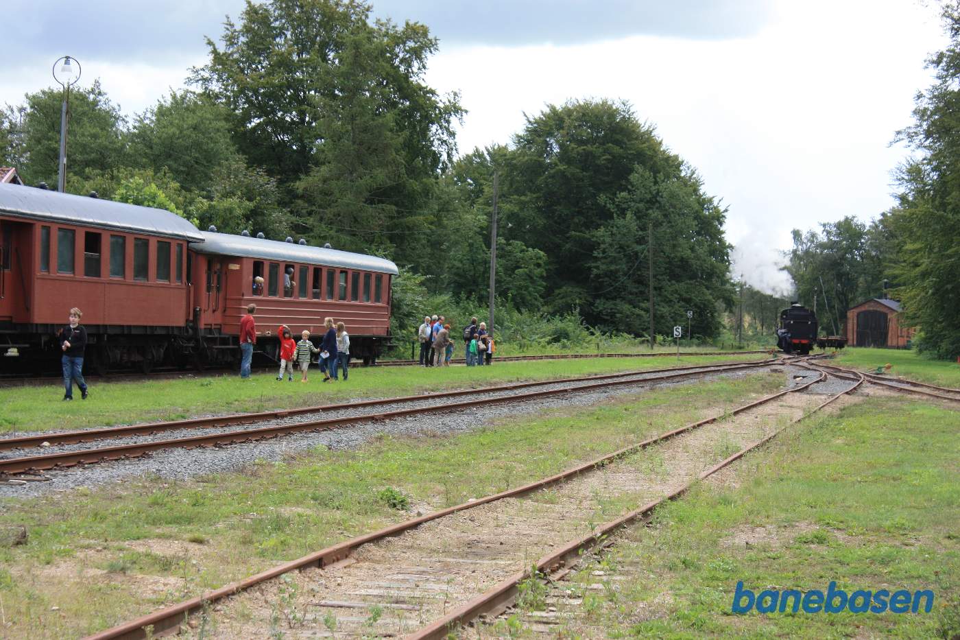 Gæsterne kigger på mens lokomotivet løber omkring vognene