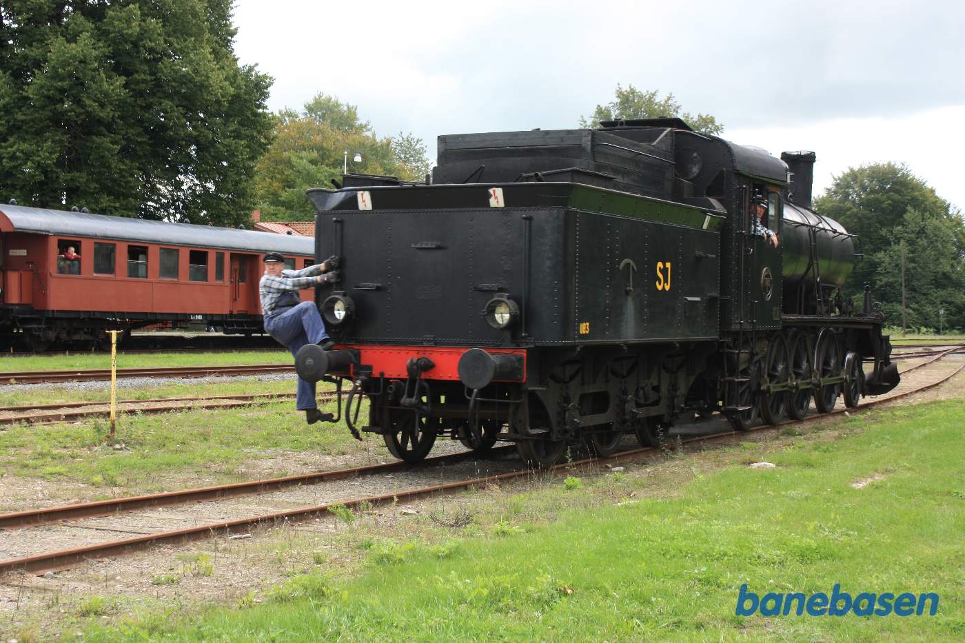 Damplokomotivet på vej over i et sidespor for at hente spisevognen