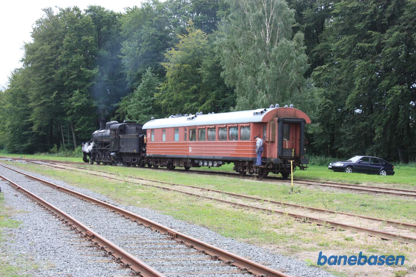 Lokomotivet på vej tilbage med spisevognen