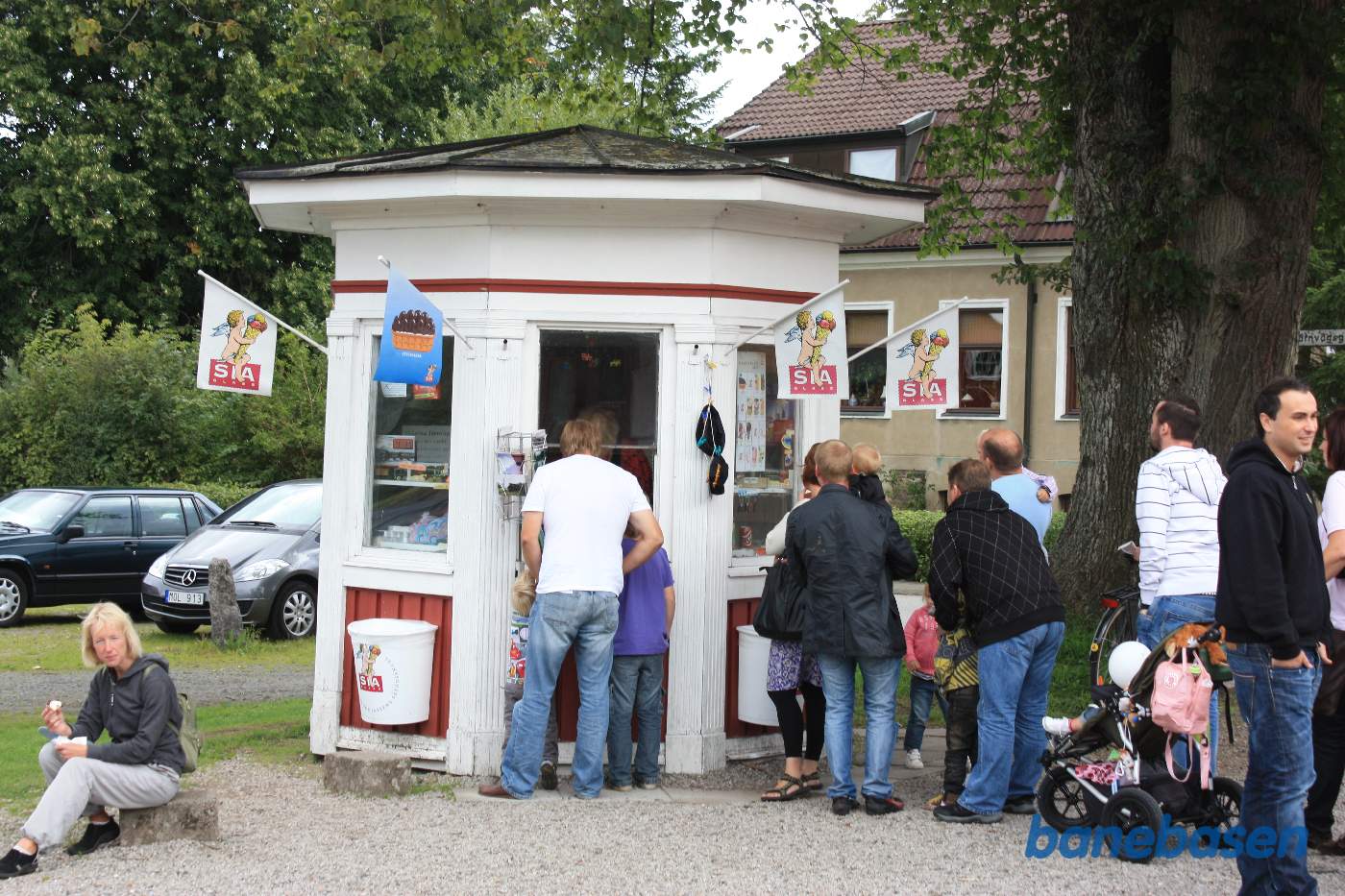 Lang kø til den lille is kiosk