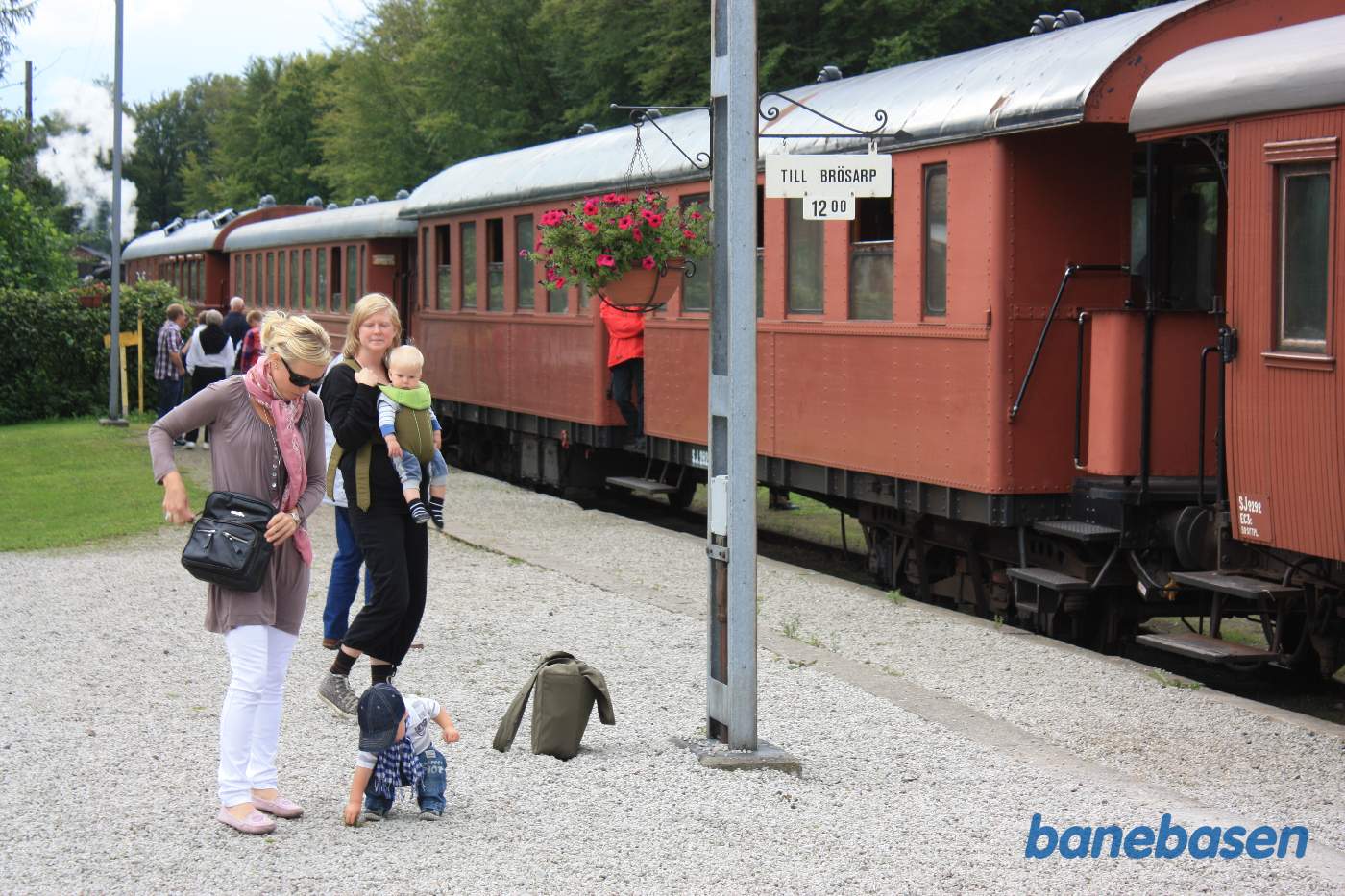 Rejsende på perronen mens lokomotivet kobler spisevognen bag på toget