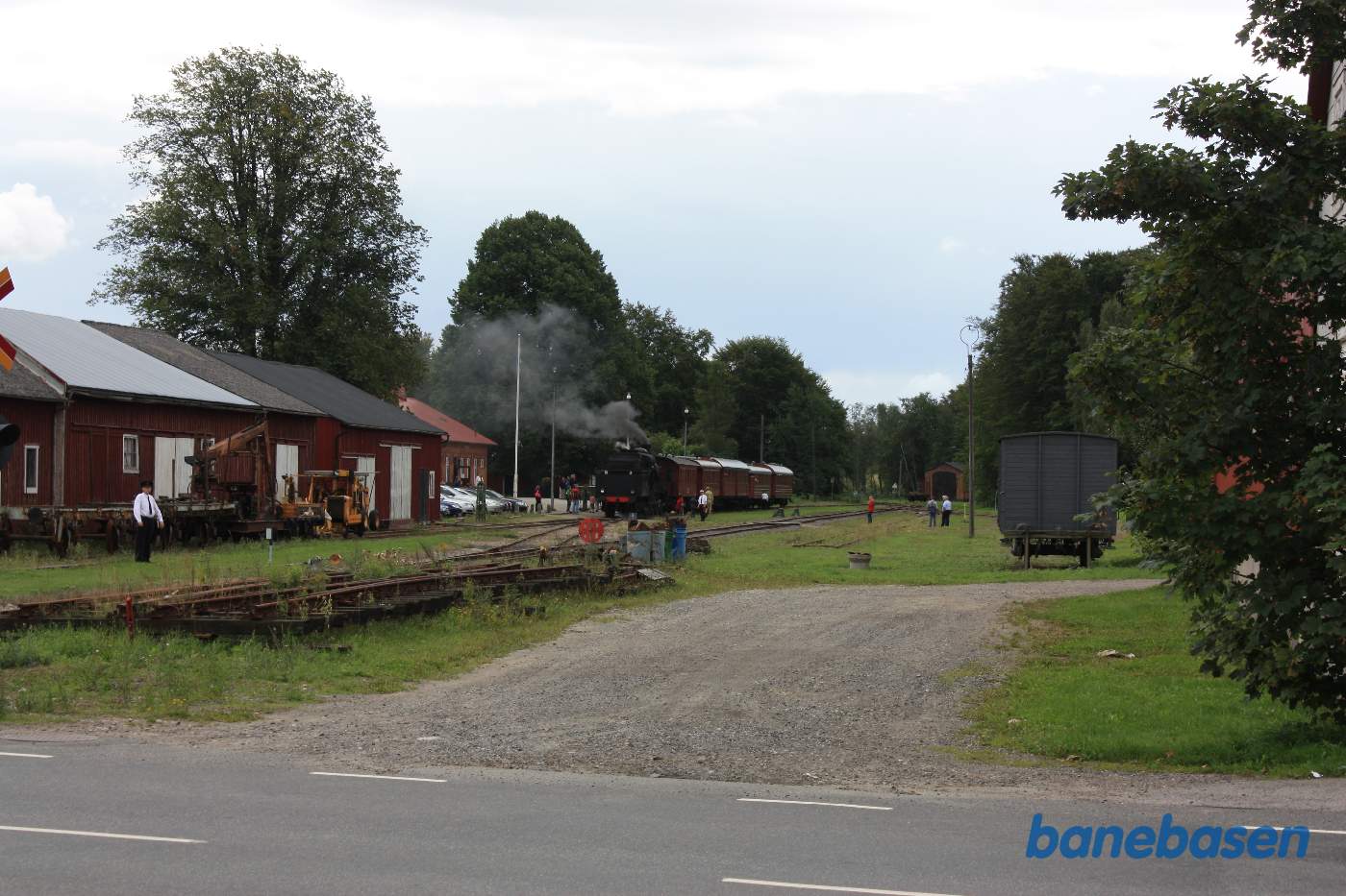 Damplokomotivet har nu omløbet vognene og koblet til persontoget, der holder klar til at køre til Brösarp kl. 12