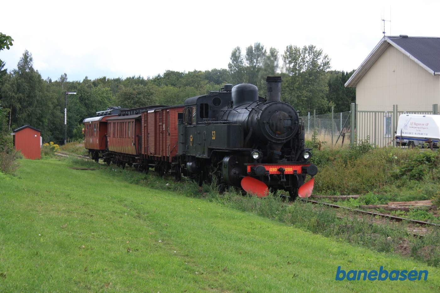 Det andet damplokomotiv kommer med det lille tog med de 2 tagryttervogne
