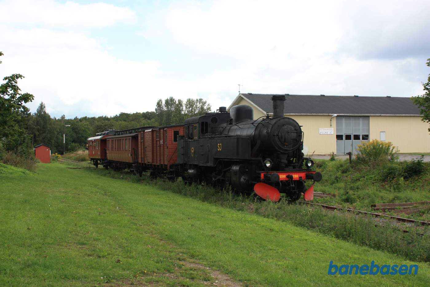 Det andet damplokomotiv kommer med det lille tog med de 2 tagryttervogne